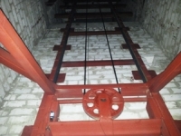  Подъёмник (лифт) грузовой грузоподъёмностью 2500 кг. Установка подъёмника в готовую кирпичную шахту. Подъёмники-лифты грузоподъёмностью 2,5 тонн. Монтаж под ключ. Складской консольный подъёмник электрический.