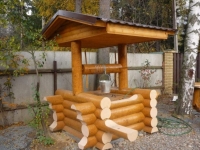 Деревянные домики для питьевого колодца