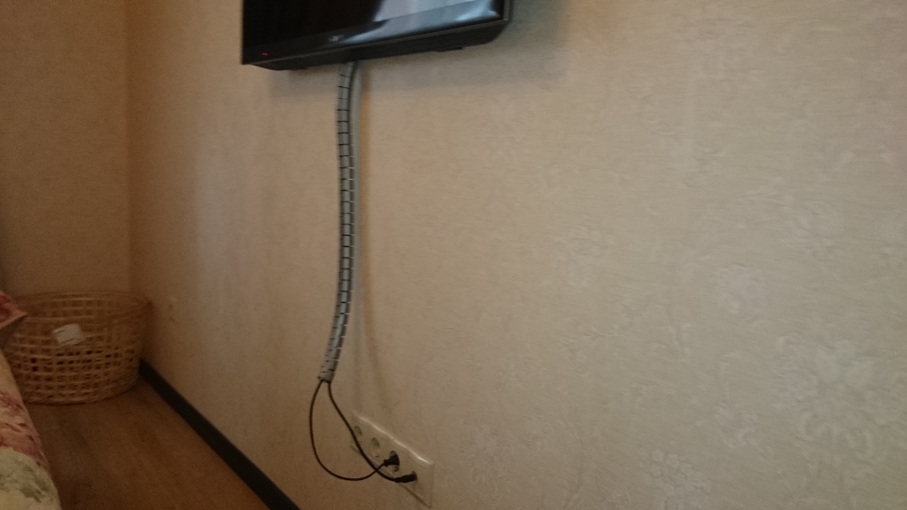 Как скрыть провода от телевизора на стене – простые решения против нестандартных идей