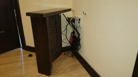 спрятать интернет кабель на стене